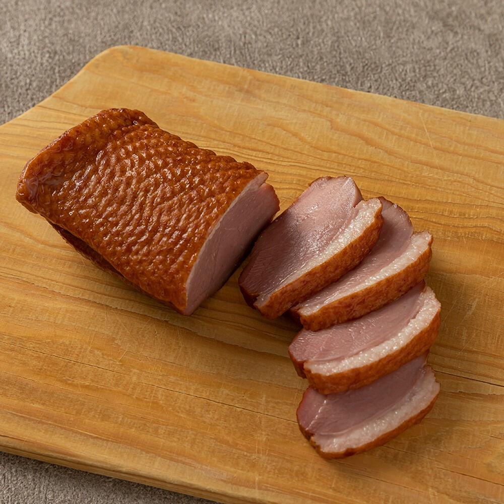 合鴨スモークは、日本の風土と伝統を生かした食材で、その独特な