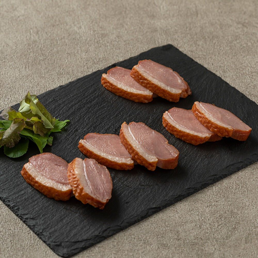合鴨スモークは、日本の風土と伝統を生かした食材で、その独特な